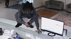 Dva muži přepadli recepční hotelu. Vyhrožovali, že ji zastřelí