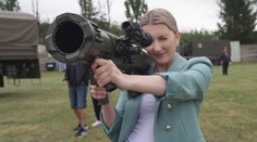 Mladá reportérka TV Nova a mocný Carl Gustav: S touhle pancéřovkou ji ve studiu neuvidíte!