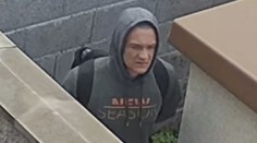 Policie pátrá po lupiči. Obchod měl přepadnout s nožem a maskou opice
