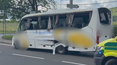 Vážná nehoda autobusu: Řidič kamionu si prý střetu nevšiml a viděl bílý sloup
