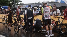 Neklidná etapa. Van Aert málem skončil pod autem, Bittner v hromadném pádu