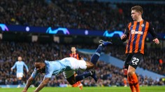 Fotbal řeší případ krtek: Mohl se Sterling přiznat přímo na hřišti?