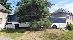 Na Olomoucku narazil autobus do domu. Na místě jsou zranění