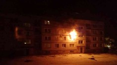 Plameny uvěznily dvě rodiny, hasiči pro ně museli plošinou