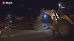 V Praze se už zase propadla silnice, tentokrát je kráter na Proseku