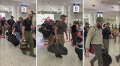 Hasiči z USA vyrazili Austrálii na pomoc. Na letišti je přivítal potlesk!