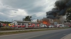 Velký požár skladu v Kladně. Zasahovalo přes 100 hasičů