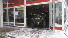 Lupič s bambulemi v Praze krade čtyřkolky. Vybírá si ty nejdražší