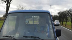 Řidič dodávky vybržďoval osobní auto. Mířil na druhého pistolí
