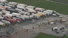 Kamioňáci v Británii stále čekají v kolonách. Hygiena je otřesná, stěžují si