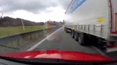Kamion předjížděl, kde neměl, ohrozil řidiče. Případů přibývá