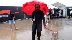 Obří smutek Lewise Hamiltona. Jeho pejsek bojoval o život marně, zemřel mu v náruči