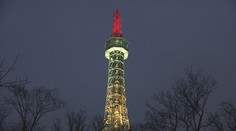 Petřínská rozhledna svítila v barvách SAE, důvod mnohé překvapil
