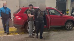 Řidič v Praze vytáhl na policisty zbraň, našli u něj dětskou pornografii i drogy