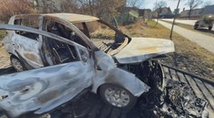 Útočník zapálil auto opozičního zastupitele. Policie žádá o pomoc s identifikací
