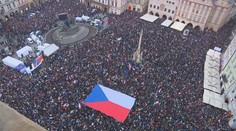 V Praze demonstranti podpořili Pavla. Desetitisíce lidí zaplnily Staromák