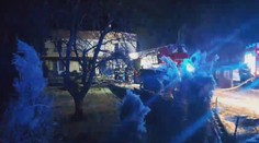 Požár pohltil auto na Pardubicku a rozšířil se na dům. Dva lidé skončili v nemocnici