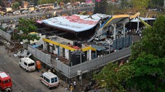 Obří billboard se při bouřce zřítil na benzínku, zabil nejméně 14 lidí