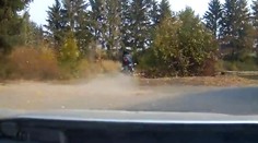 Motorkář, nebo břídil? Honičku s policií zakončil saltem do rybníka