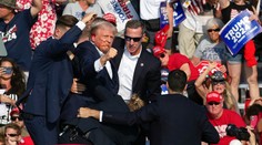 Pokus o atentát na Trumpa. Střelec ho na mítinku trefil do ucha, útočníka zabili agenti