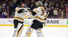 Brankář Bostonu dal gól přes celé hřiště, fantastický Mrázek měl přihrávku