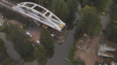 Nad řekou Sázavou přesouvali 80 metrů dlouhý most za několik milionů