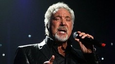 Tygr z Walesu je v Česku! Zpěvák Tom Jones poslal Gottovi dárek