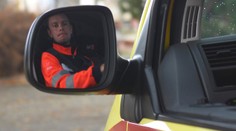 Drama na D1: Záchranka s nemocným dítětem uvízla v koloně, pomohl policejní motorkář