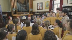 Přípravy na korunovaci Karla III. jsou v plném proudu. Žáci pilují hymnu