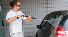 Nové bezkontaktní myčky: Jak správně čistit auto a nezničit ho?
