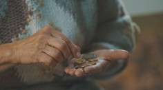 Seniorka (79) hledala jídlo u obchodu. Ostraha ji v mrazech zamkla u popelnic