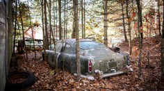 V lese zapomenutý Aston Martin DB4 má cenu 9,8 - 12,5 milionu...