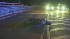 Jižní spojku ochromila večer srážka motorkáře s chodcem