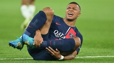 Zděšení fanoušci PSG. Mbappé kvůli zranění střídal, nejspíš si poranil kotník