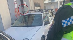 Servisního technika uvěznilo špatně zaparkované auto. Na pomoc čekal hodinu