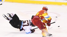 Mladík, který uchvátil KHL skvělým gólem, zkolaboval. Zápas se nedohrál