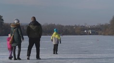 Počasí přeje zimním radovánkám. Zamrzlé plochy lákají bruslaře