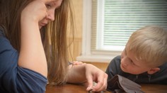 Stále jsme nedostali příspěvek na dítě, zlobí se rodiče. Úřady prosí o strpení