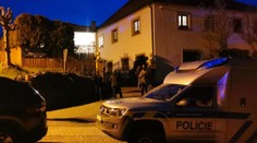 Na Plzeňsku muž (†70) postřelil manželku (33) i sebe. Doma s nimi bylo malé dítě
