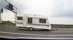 Policisté nestačili zírat. Po Pražském okruhu se řítil utržený karavan!
