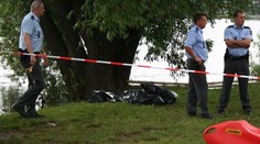 Na břehu Vltavy našli mrtvou ženu. Zasahovali policisté i hasiči