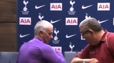 Mourinho se koronaviru nebojí. Na tiskovce vtipkoval s novinářem