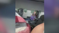 Posádka letadla spoutala cestující, žena se snažila otevřít dveře během letu