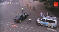 Řidič v černém BMW zabil ženu čekající na autobus a utekl