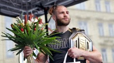 Šampion Procházka se vrátil do své rodné vsi. Pak prozradil, proč se ostříhal