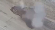 VIDEO: Děsivé záběry z Ukrajiny. Ruský obrněnec rozstřílel auto se seniory