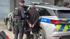 Opilý muž střílel z okna na pražském Žižkově. Policie ho zadržela