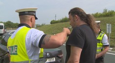 Na silnicích jsou stovky policistů. Řidiče kontrolují i z autobusů