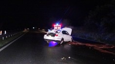 Řidič najel na krajnici, auto letělo vzduchem! Skončilo na střeše