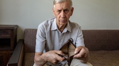 Seniora pobláznil zájem o půl století mladší ženy. Přišel o desetitisíce